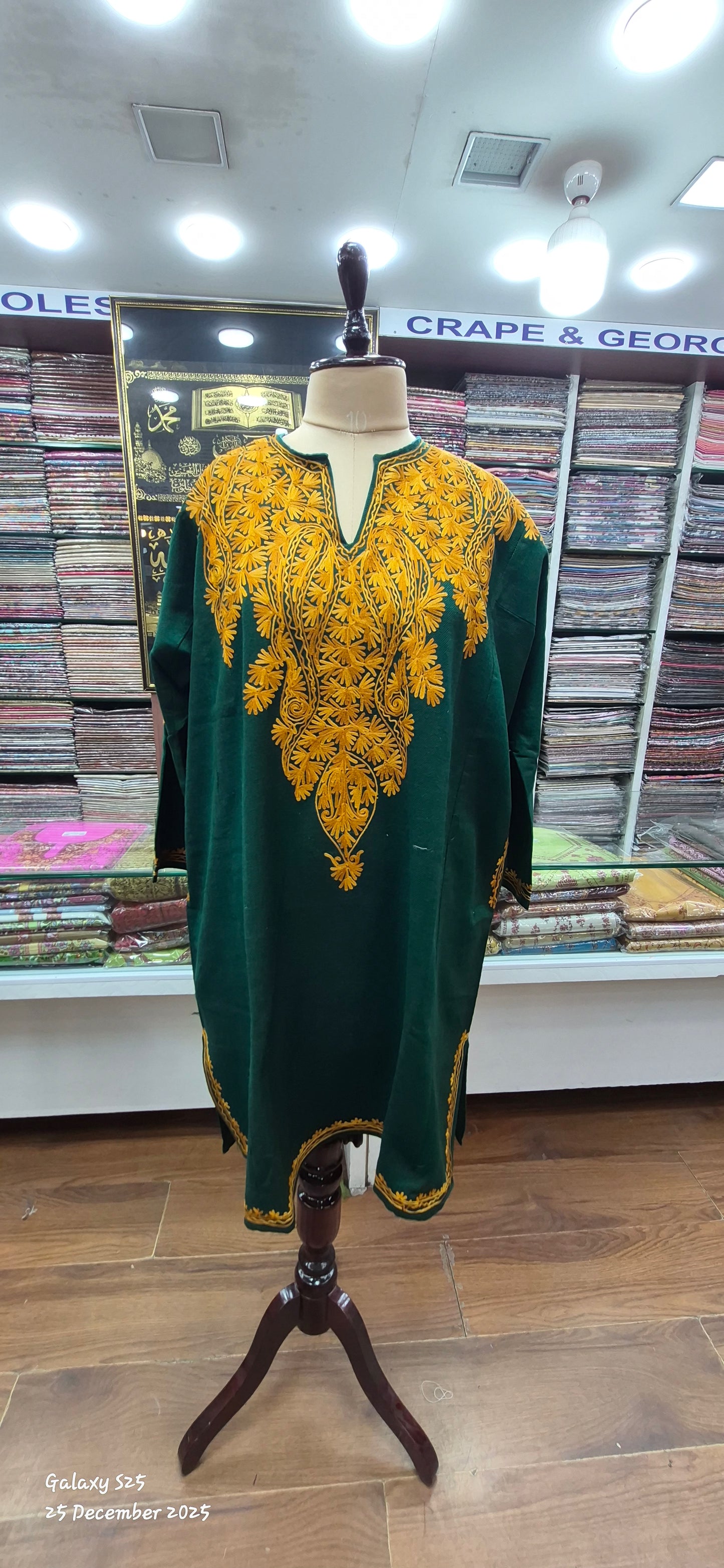 Traditional Kashmiri pherans