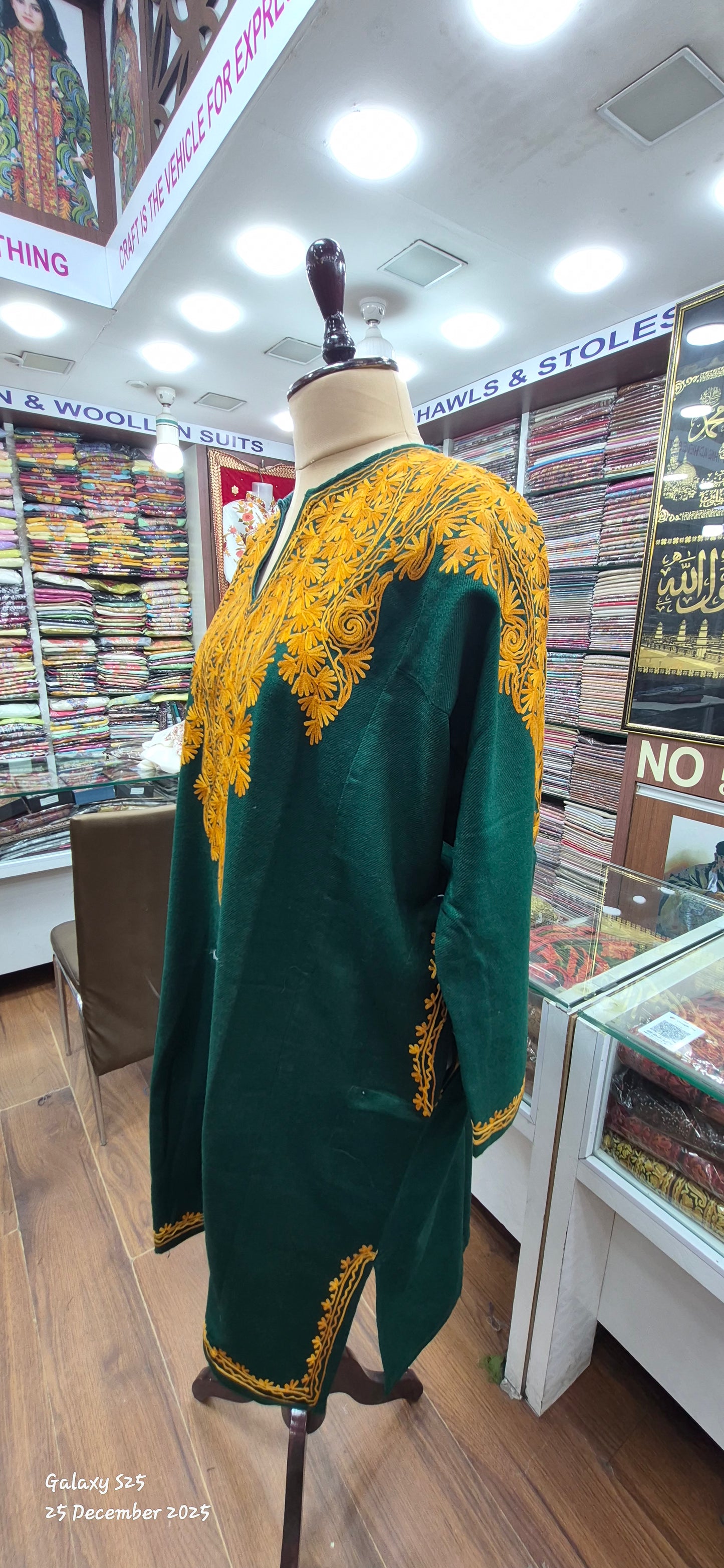 Traditional Kashmiri pherans