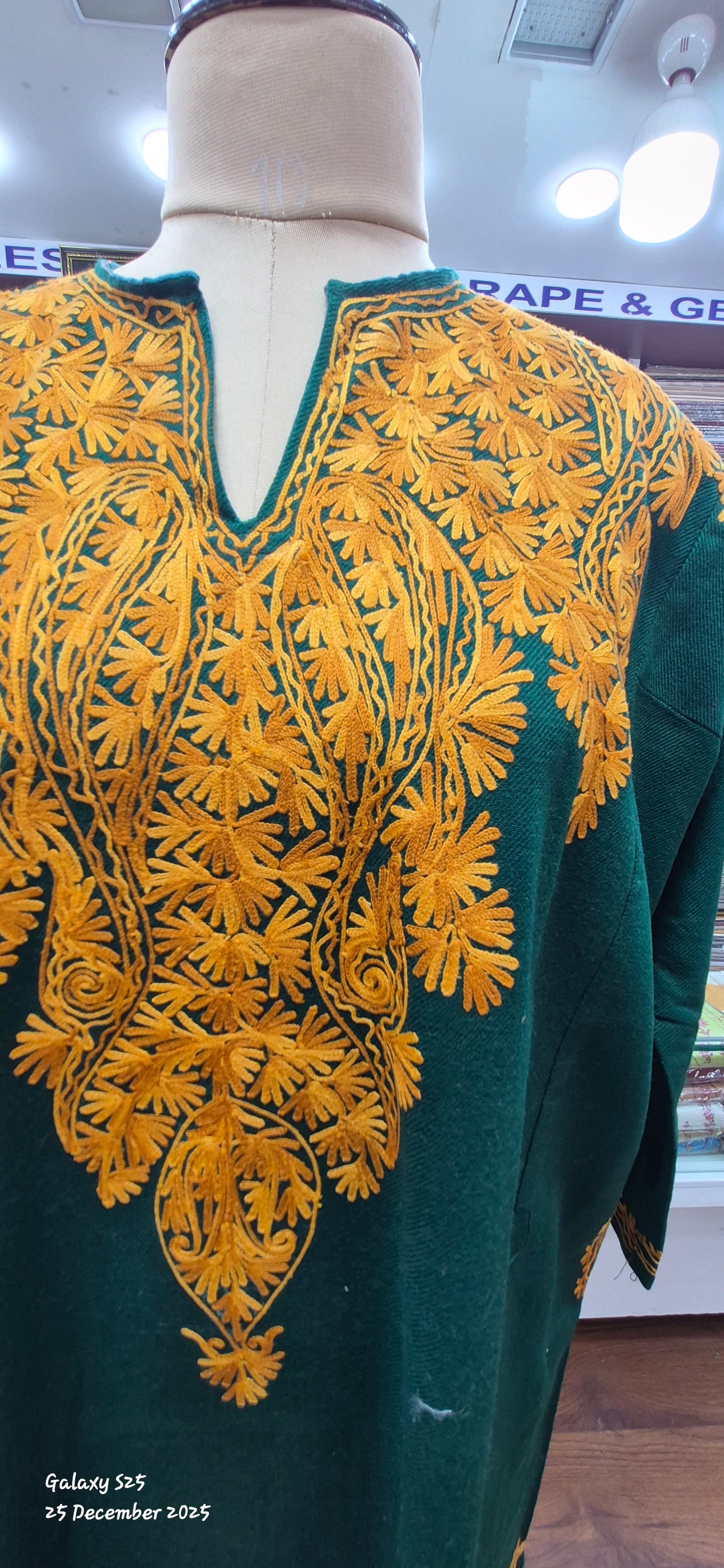 Traditional Kashmiri pherans