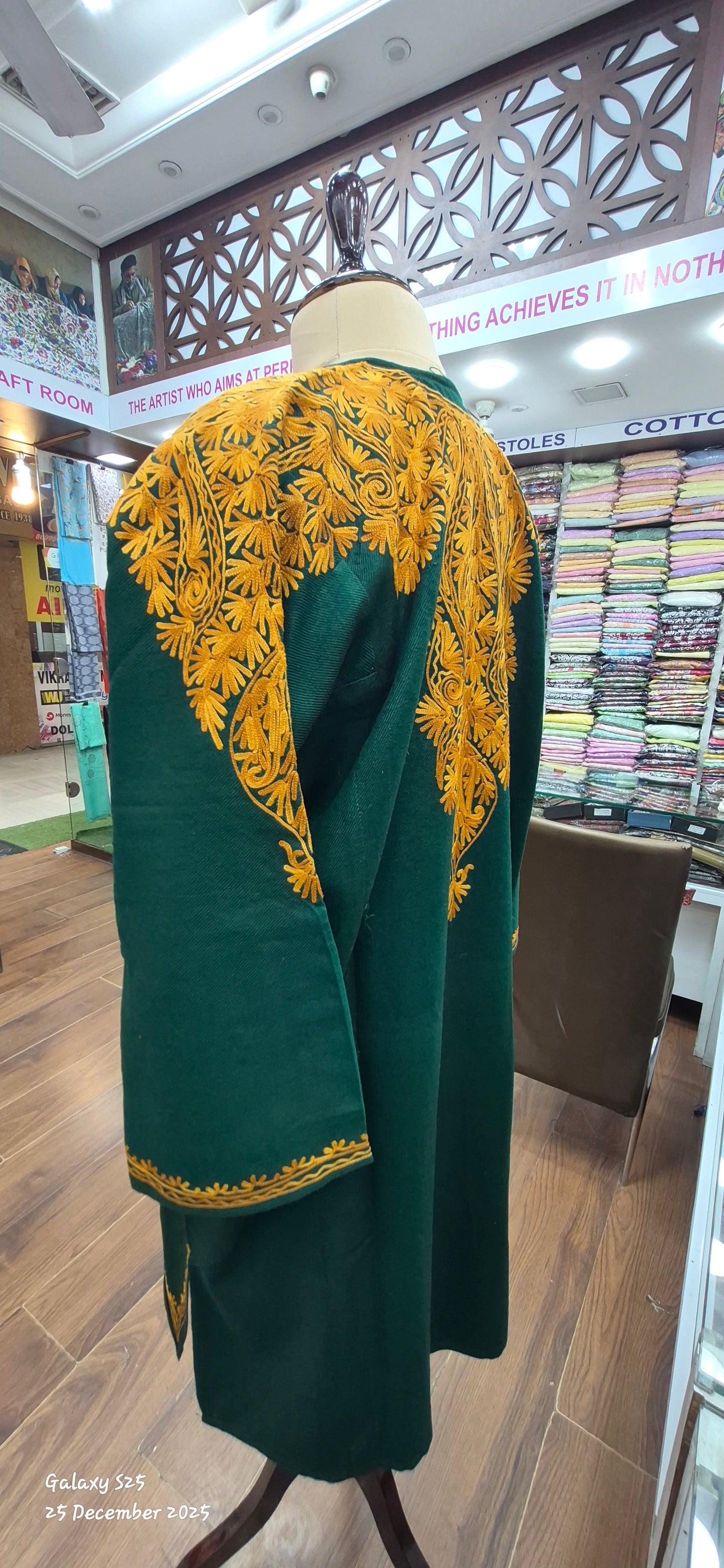 Traditional Kashmiri pherans